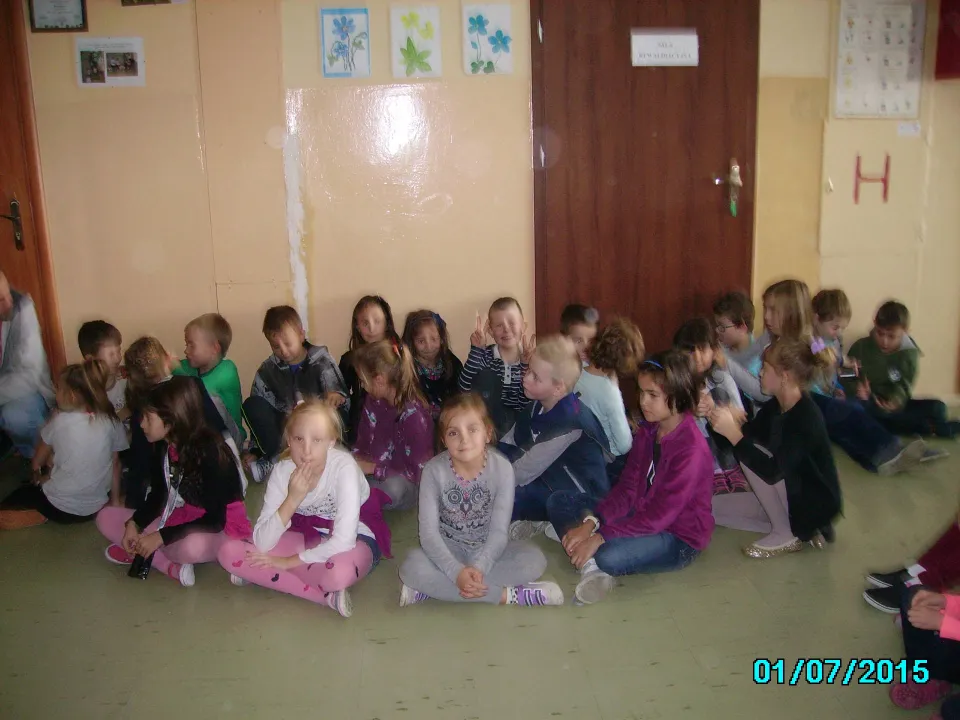 Klasa IIc na apelu  z okazji Narodowego Święta Niepodległości. — zdjęcie 5
