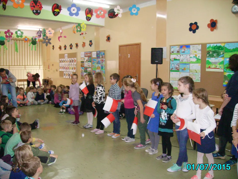 Klasa IIc na apelu  z okazji Narodowego Święta Niepodległości. — zdjęcie 6