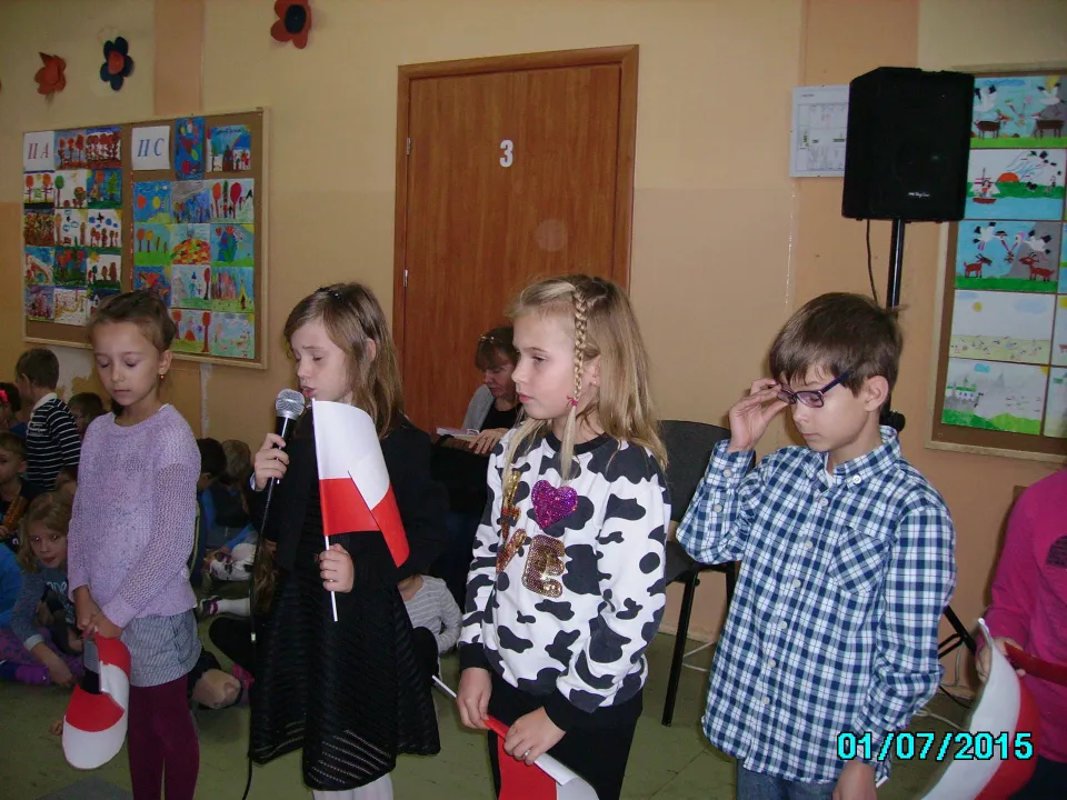 Klasa IIc na apelu  z okazji Narodowego Święta Niepodległości. — zdjęcie 7