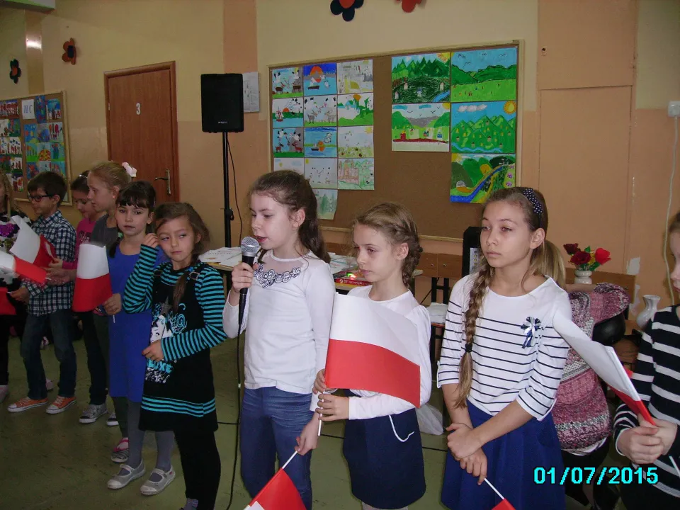 Klasa IIc na apelu  z okazji Narodowego Święta Niepodległości. — zdjęcie 8