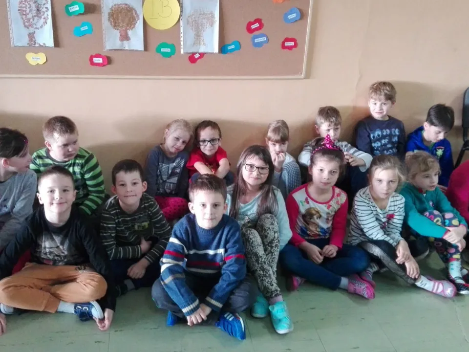 Klasa IId na Apelu z okazji Święta Niepodległości — zdjęcie 6