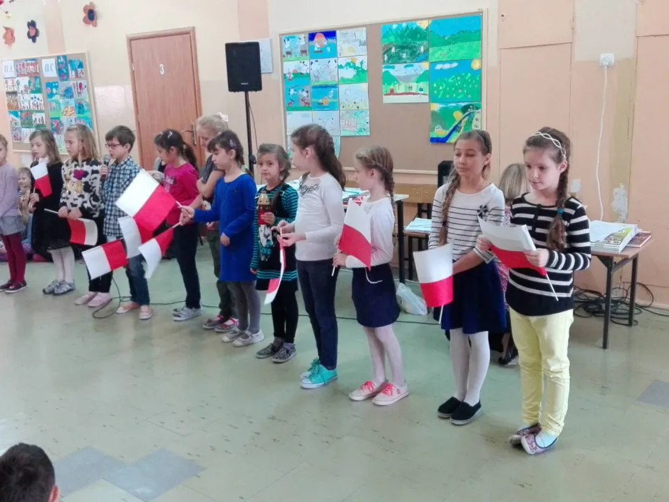 Klasa IId na Apelu z okazji Święta Niepodległości — zdjęcie 9