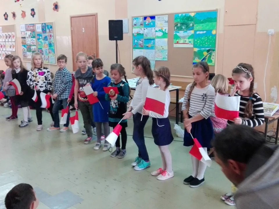 Klasa IId na Apelu z okazji Święta Niepodległości — zdjęcie 10