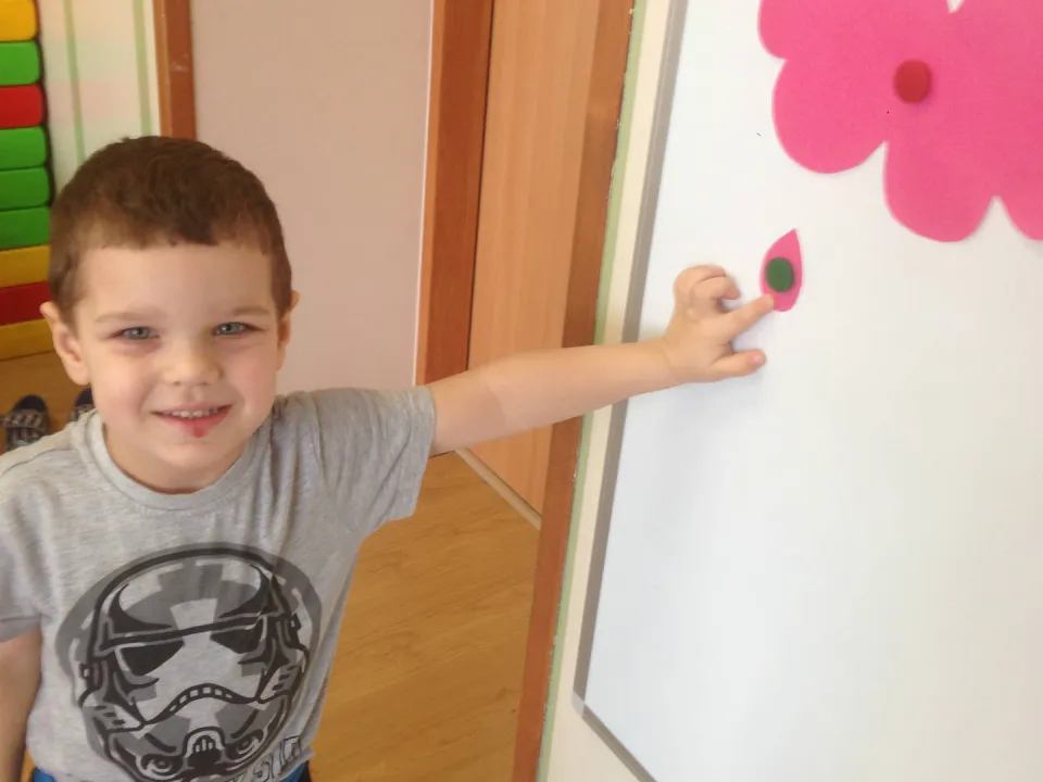 Deszczowe zabawy w grupie Pszczółek — zdjęcie 8