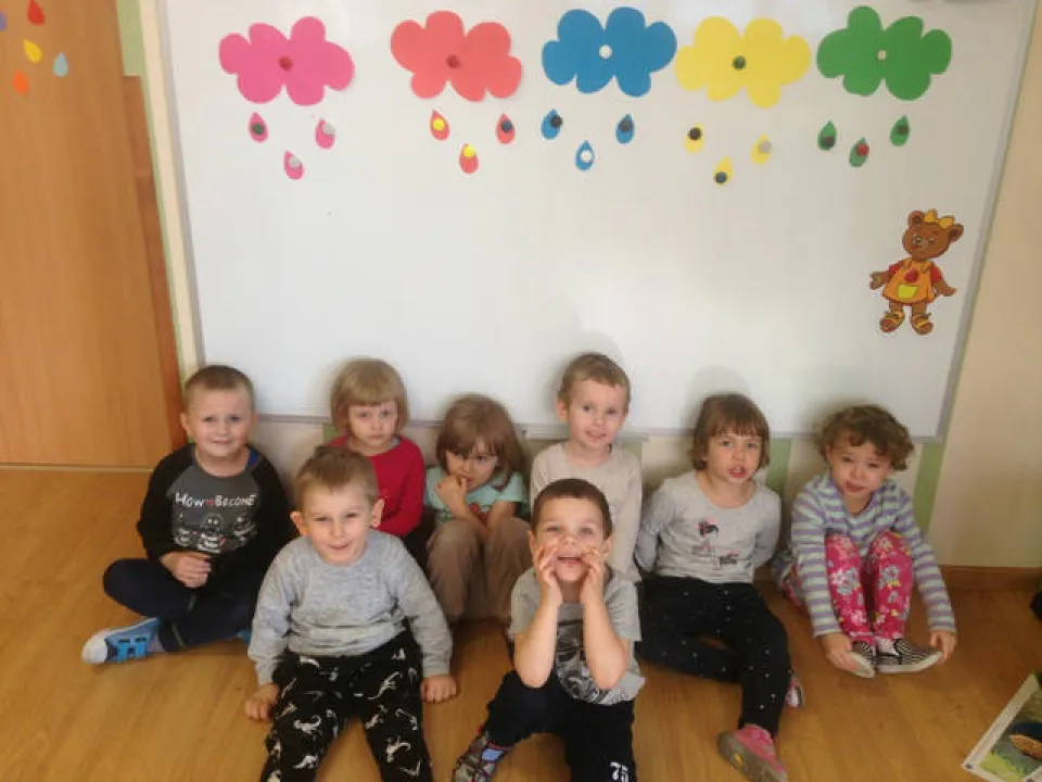 Deszczowe zabawy w grupie Pszczółek — zdjęcie 12