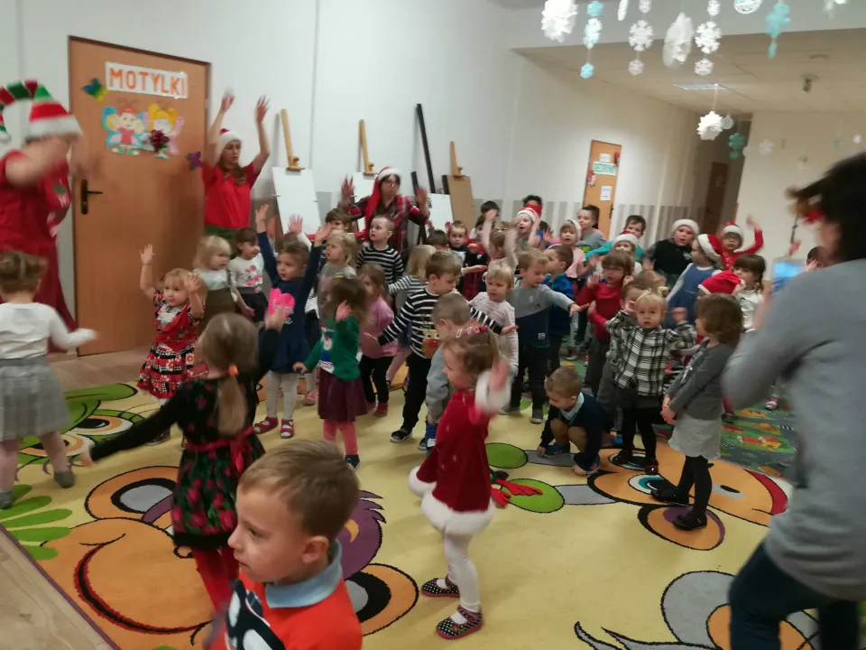 Zabawa mikołajkowa w naszym przedszkolu — zdjęcie 55