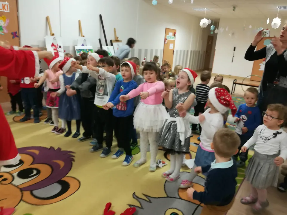 Zabawa mikołajkowa w naszym przedszkolu — zdjęcie 65