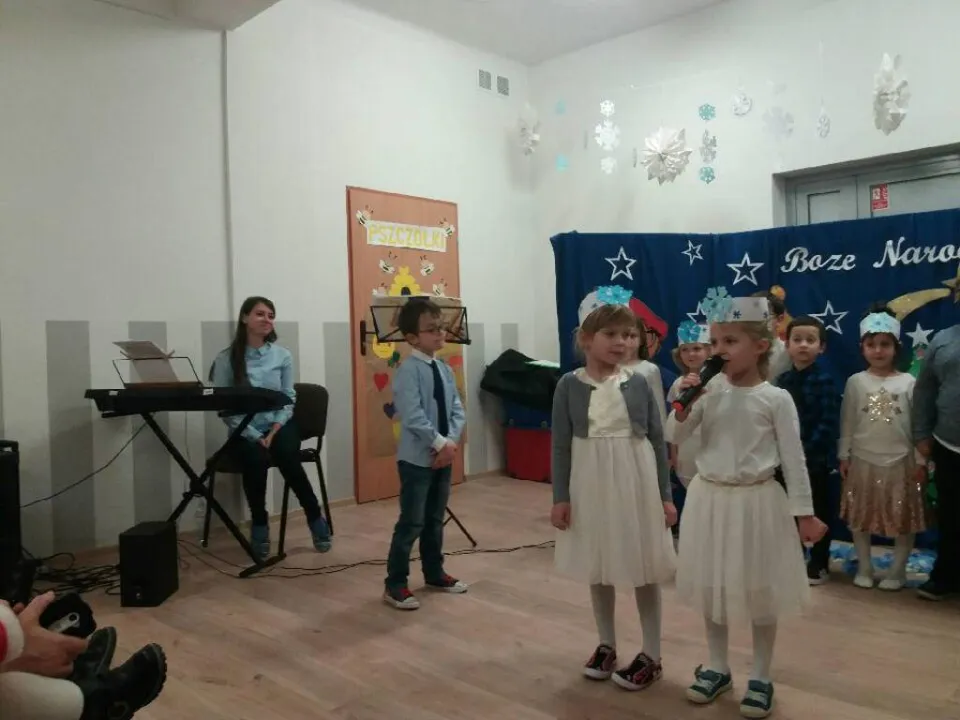 Przedstawienie bożonarodzeniowe w wykonaniu grupy Delfinów — zdjęcie 2