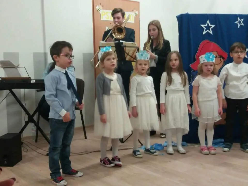 Przedstawienie bożonarodzeniowe w wykonaniu grupy Delfinów — zdjęcie 3
