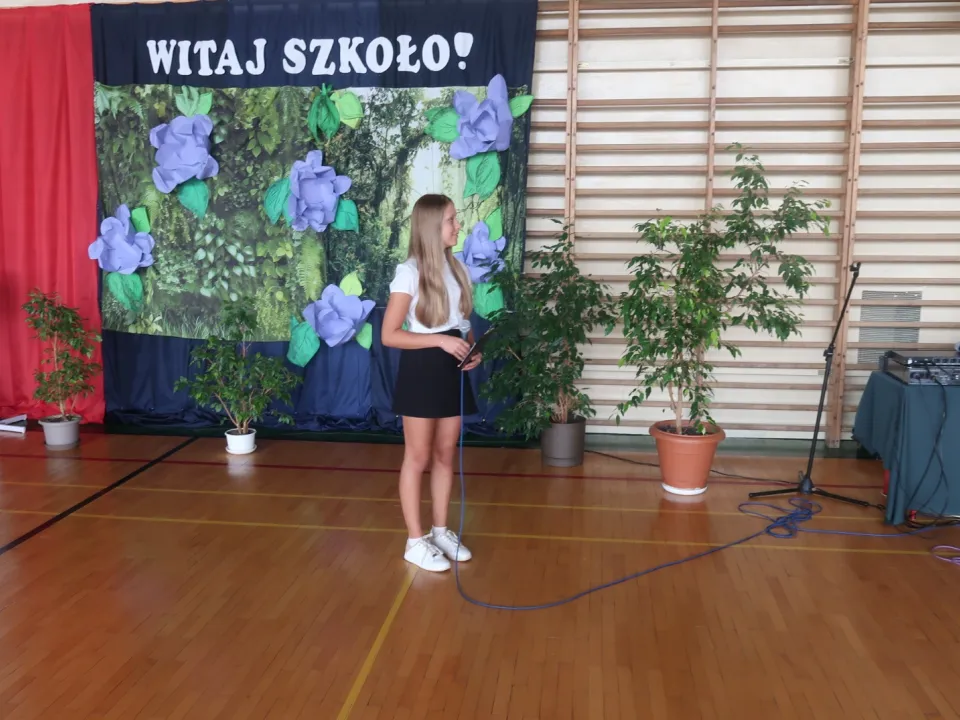 Uczennica prowadząca część artystyczną uroczystości.