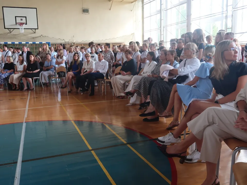 Publiczność zgromadzona na rozpoczęciu roku szkolnego.