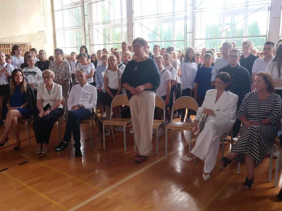 Rodzice i pracownicy szkoły wśród uczestników uroczystości.