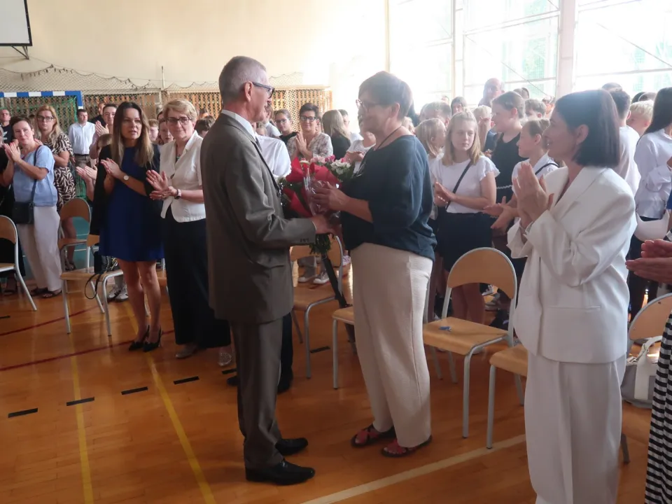 Przedstawiciele szkoły podczas oficjalnej części uroczystości.