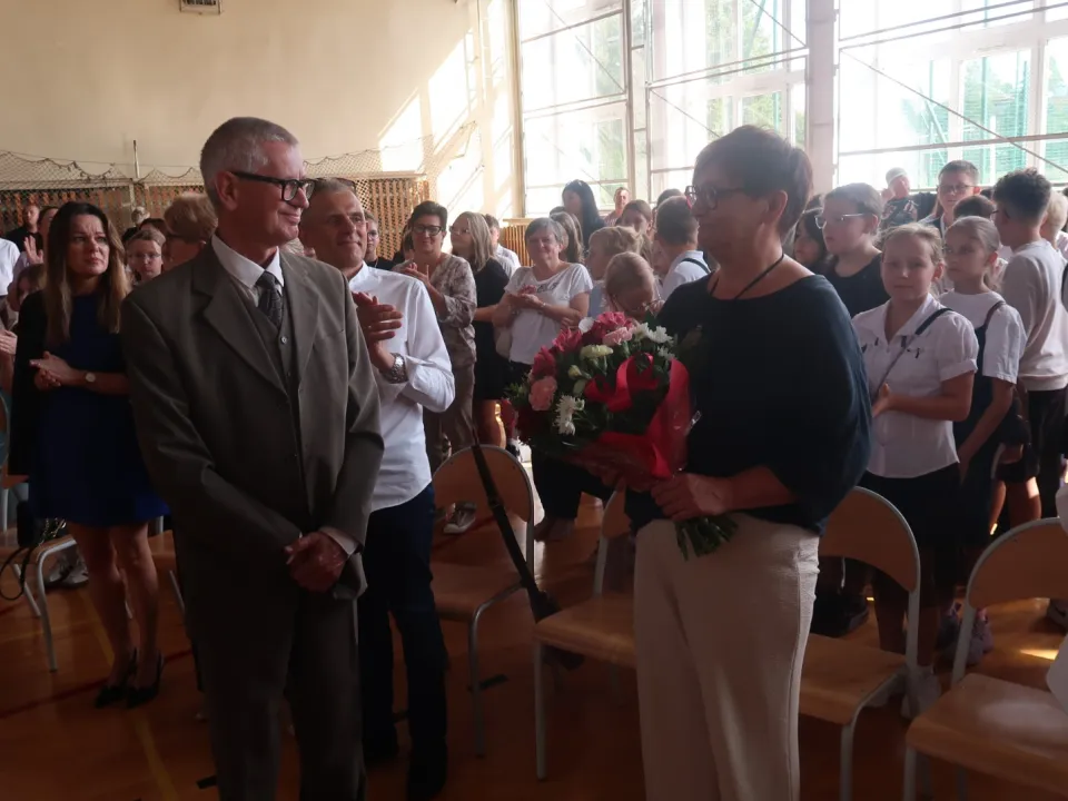 Wręczenie kwiatów podczas rozpoczęcia roku szkolnego.
