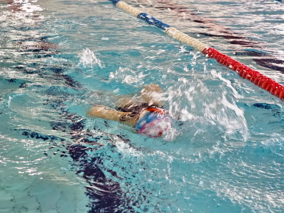 Zawody sportowe w pływaniu klas III — zdjęcie 3