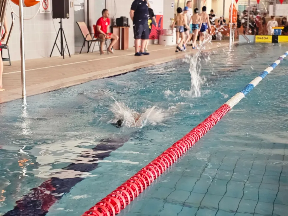 Zawody sportowe w pływaniu klas III