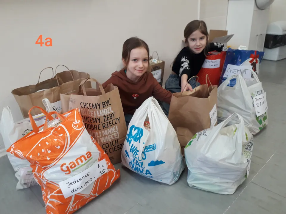 Klasa 4a pomaga