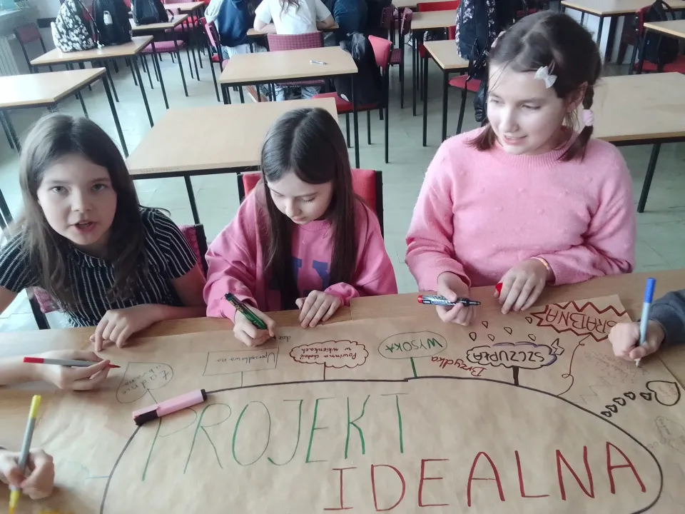„Czy bycie idealną jest komuś potrzebne? – o presji doskonałości dziewczyn”