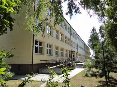 Szkoła po remoncie elewacji - 2006r.