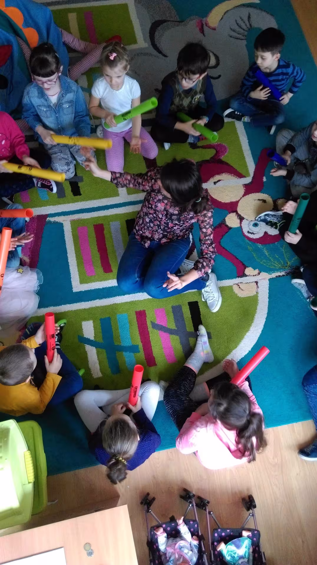 Delfiny grają na Bum Bum Rurkach — zdjęcie 1