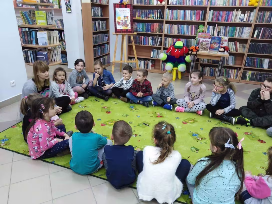 "Zabawki w literaturze" - klasa 1c w bibliotece — zdjęcie 1