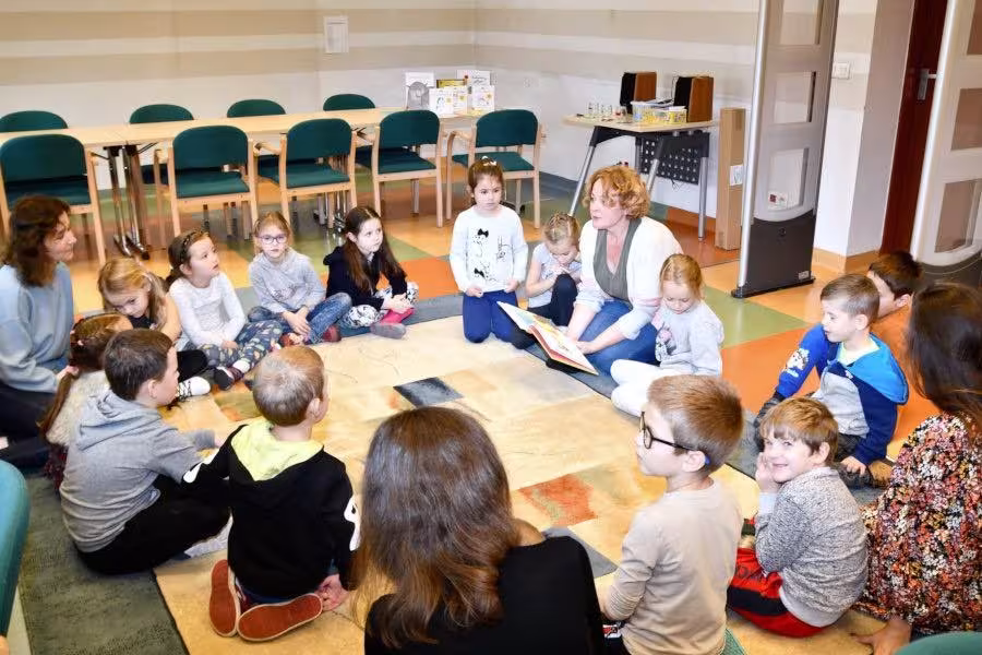 Delfiny w Wojewódzkiej Biblioteki Publicznej w Kielcach — zdjęcie 1