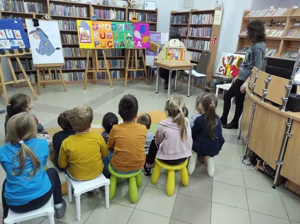 Wizyta grupy „Delfinów” w Miejskiej Bibliotece Publicznej — zdjęcie 1