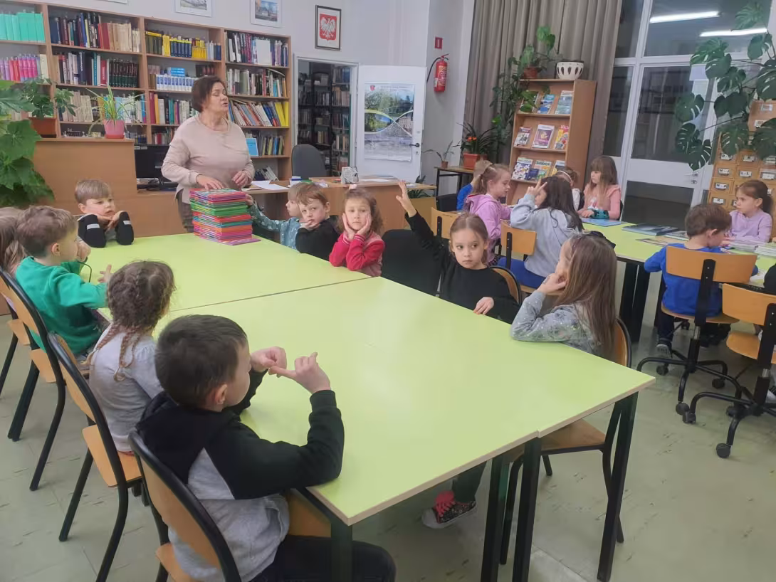Wizyta Pszczółek w szkolnej bibliotece — zdjęcie 1