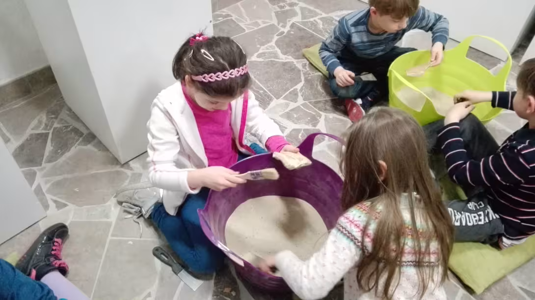 Klasa IId podczas warsztatów archeologicznych — zdjęcie 1