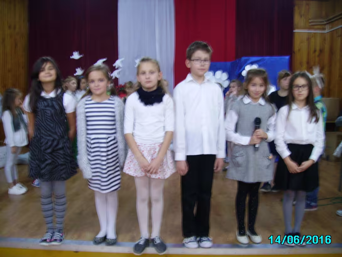 Klasa III C prezentuje apel „Magiczne słowa: proszę, przepraszam, dziękuję” — zdjęcie 1