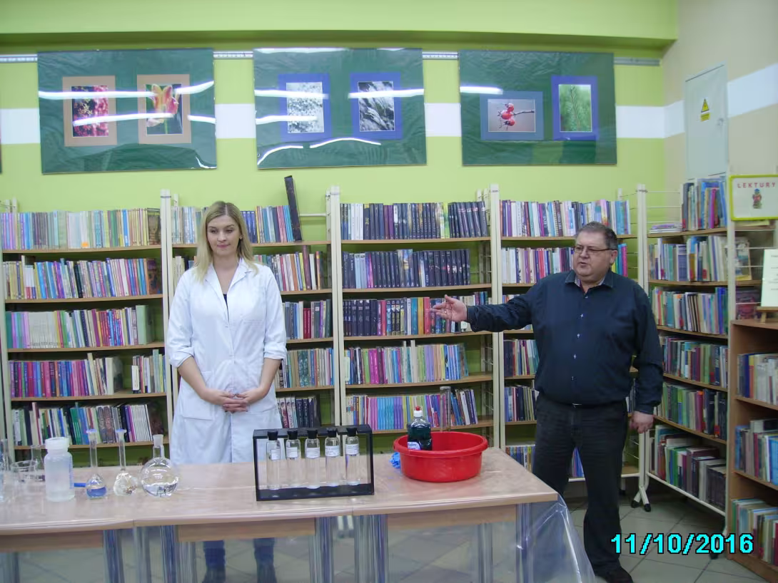 „Znaczenie wody w życiu człowieka” z klasą III C w Miejskiej Bibliotece Publicznej, Filia nr 2 w Kielcach. — zdjęcie 1