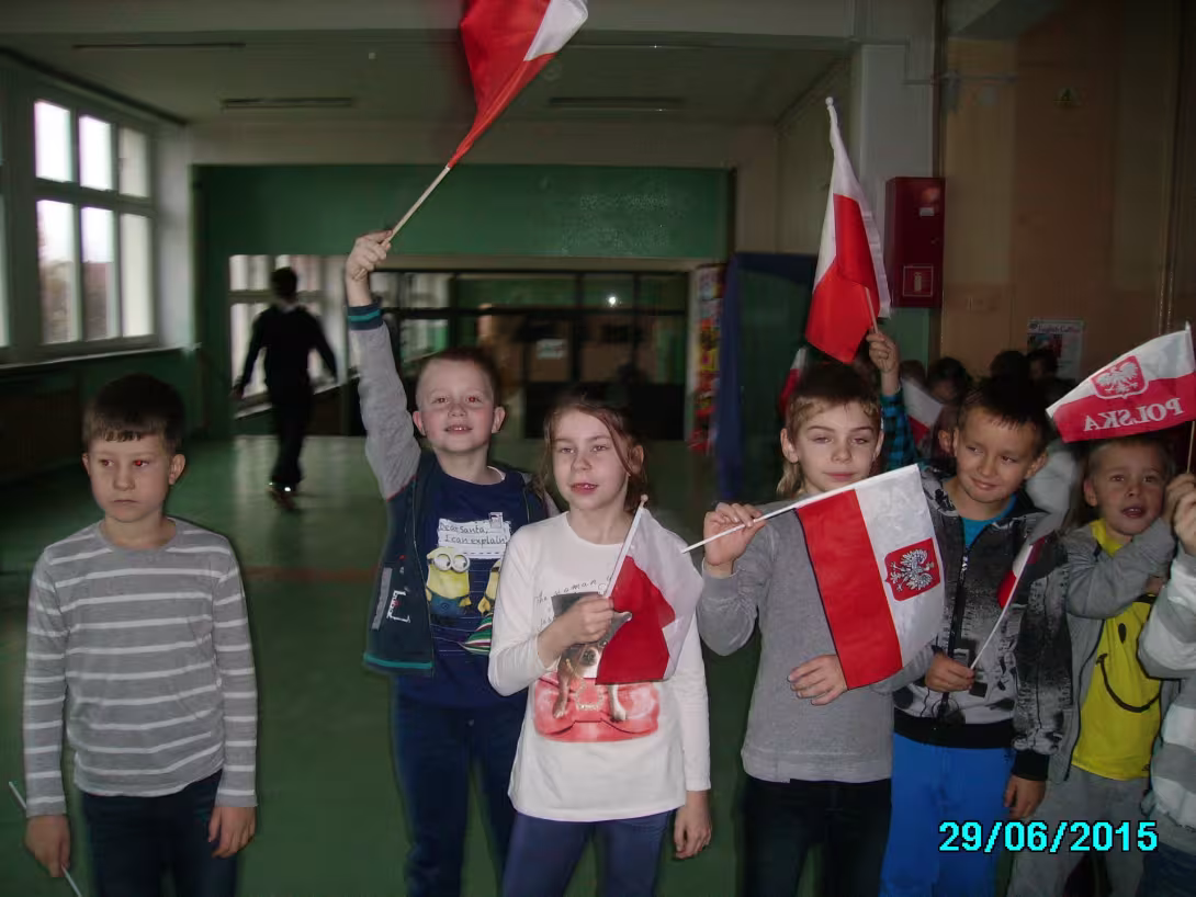 Klasa IIc na Szkolnym Marszu Niepodległości — zdjęcie 1