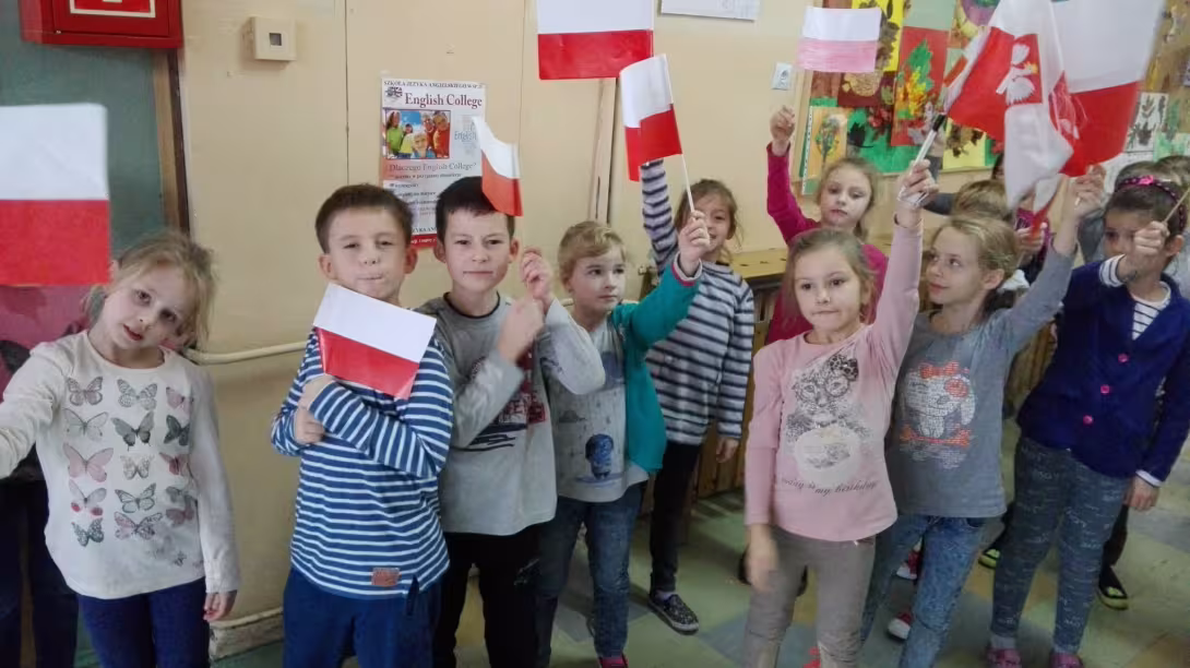 Klasa IId na Marszu Niepodległości w szkole — zdjęcie 1