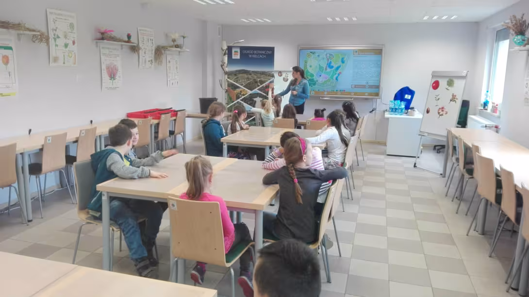 IIID sadzi kwiaty w Ogrodzie Botanicznym — zdjęcie 1