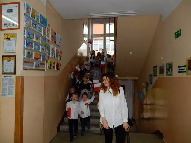 Klasy O-III na szkolnym Marszu Niepodległości — zdjęcie 1