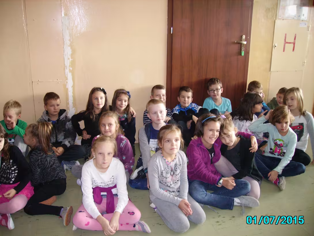 Klasa IIc na apelu  z okazji Narodowego Święta Niepodległości. — zdjęcie 1