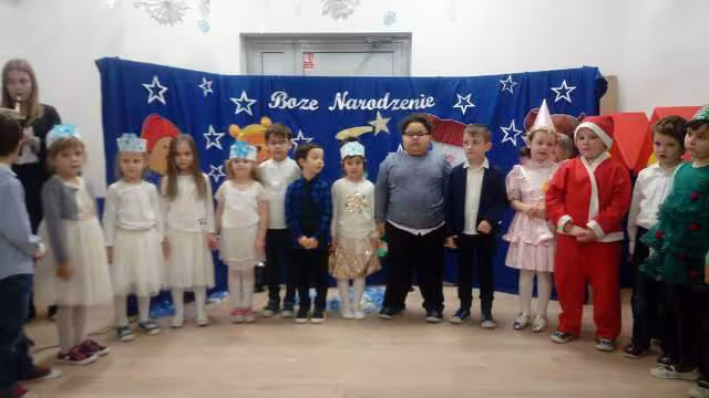 Przedstawienie bożonarodzeniowe w wykonaniu grupy Delfinów — zdjęcie 1
