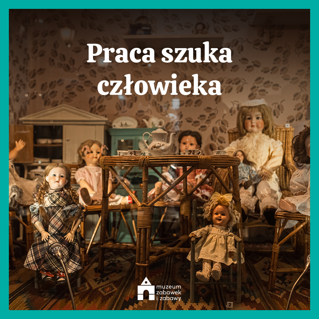 Praca szuka człowieka, w tle lalki XIX w.